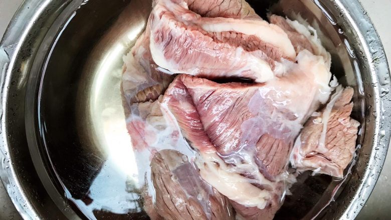 西红柿土豆炖牛腩(高压锅版),泡到没有血水就可以了