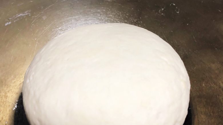 黄金虾饺,然后慢慢的加水和成光滑的面团,醒发15分钟