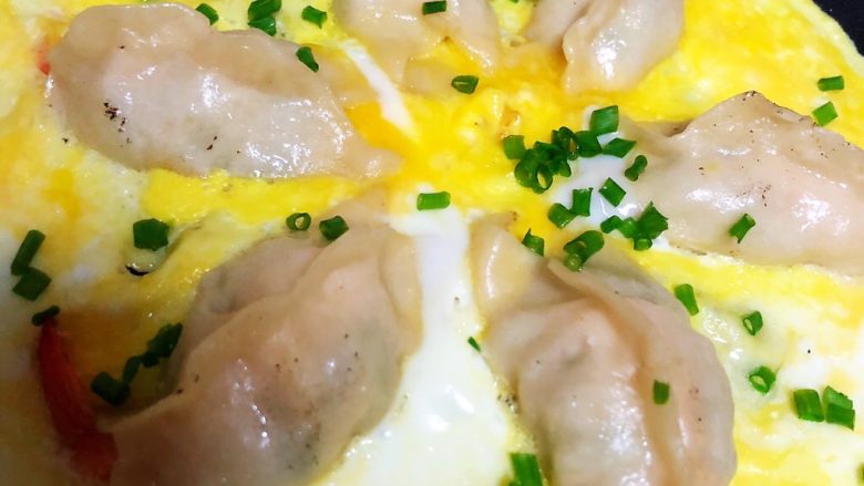 黄金虾饺,等到蛋液凝固撒上葱花即可