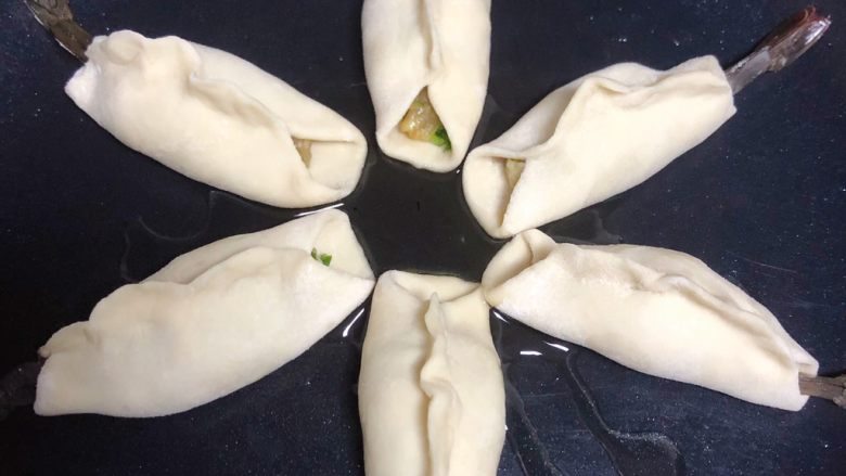 黄金虾饺,热锅凉油,放入虾饺