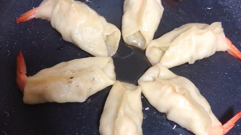 黄金虾饺,水已经煮干的状态,饺子也熟了