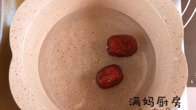 宝宝小零食 枣香奶棒,<a style='color:red;display:inline-block;' href='/shicai/ 2470'>红枣</a>煮2分钟，表皮软了就可以。