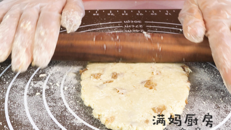 宝宝小零食 枣香奶棒,桌面撒少量奶粉,将面团擀成薄片。
