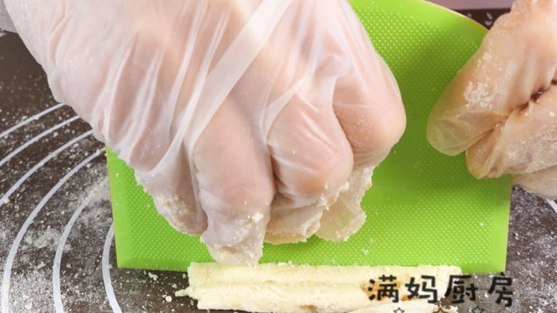 宝宝小零食 枣香奶棒,切成小长条,方便宝宝自己抓握的规格。