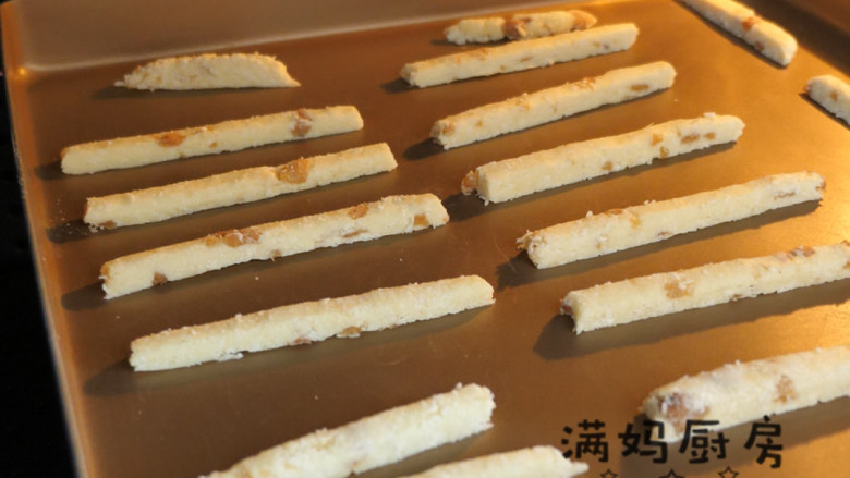 宝宝小零食 枣香奶棒,可以风干,如果有烤箱,节省时间,可以上下火100度,烘烤40分钟左右,拿出来外皮脆,内部不粘牙。