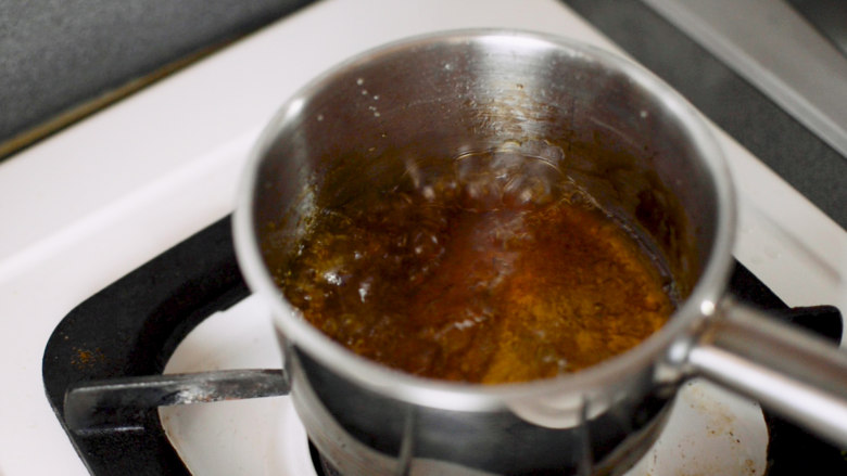 焦糖布丁轻乳酪蛋糕,制作焦糖:
砂糖和水倒入锅中,加热到焦糖色,小心倒入热水。