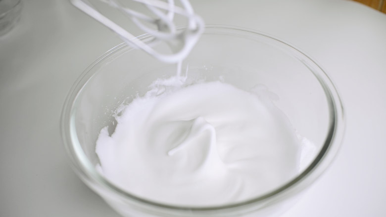 焦糖布丁轻乳酪蛋糕,制作乳酪蛋糕糊:
蛋清加糖打发到7分,大弯勾。