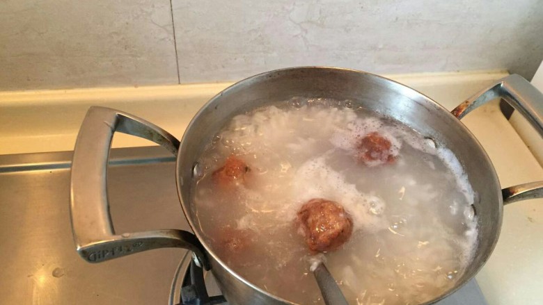 生菜肉丸粥,放入粥中。5-10颗美味的肉圆。小火继续煮,要把肉圆煮熟。
