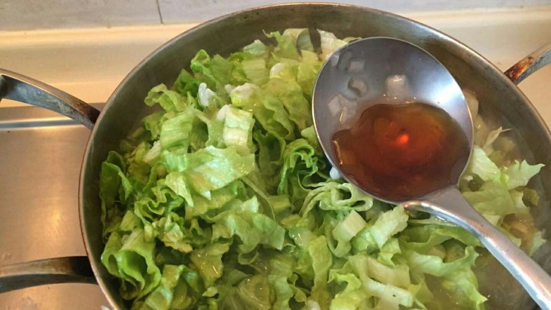 生菜肉丸粥,倒入一勺。<a style='color:red;display:inline-block;' href='/shicai/ 847'>香油</a>提味,提香