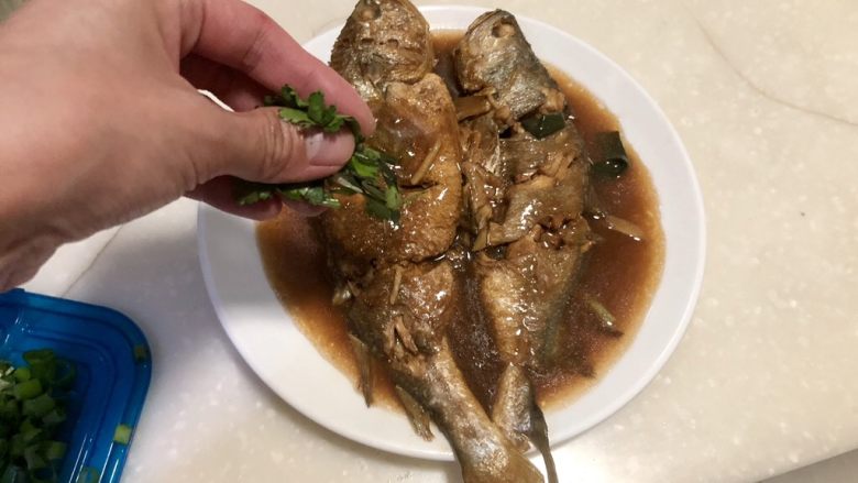 琐碎金鳞软玉膏➕家常红烧黄鱼,鱼装盘后,撒上少许葱末少许香菜,即可上桌享用了😄