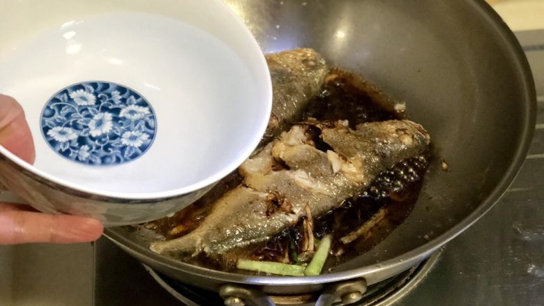 琐碎金鳞软玉膏➕家常红烧黄鱼,淋上大半碗清水,基本没过鱼身一多半