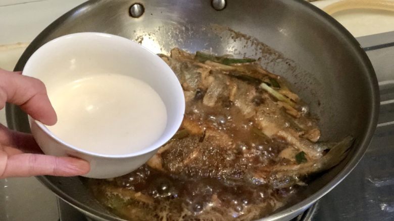 琐碎金鳞软玉膏➕家常红烧黄鱼,炖煮15分钟后,转中大火,淋上三勺水淀粉勾芡收汁到汤汁浓稠即可,一般我不会把汤汁收完,鱼汤冷却后的鱼冻非常好吃