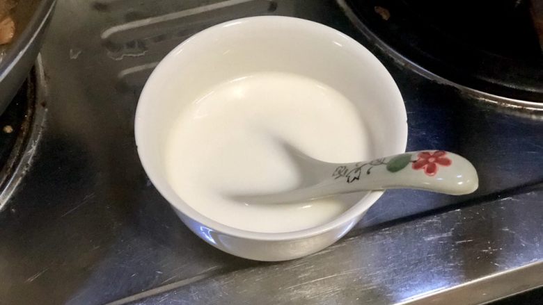 琐碎金鳞软玉膏➕家常红烧黄鱼,炖鱼时取一个小碗,加入两勺淀粉适量清水,搅拌均匀调成水淀粉