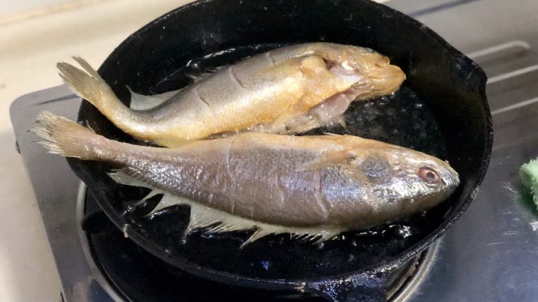 琐碎金鳞软玉膏➕家常红烧黄鱼,热锅后,放入适量食用油,放入黄鱼,中小火煎制