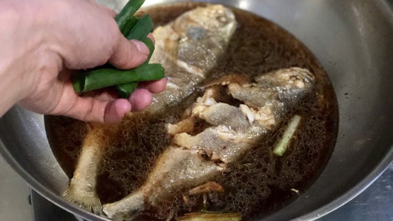 琐碎金鳞软玉膏➕家常红烧黄鱼,放入葱绿段,中火煮开