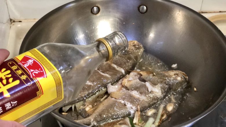 琐碎金鳞软玉膏➕家常红烧黄鱼,放入煎好的黄鱼,淋上一勺料酒