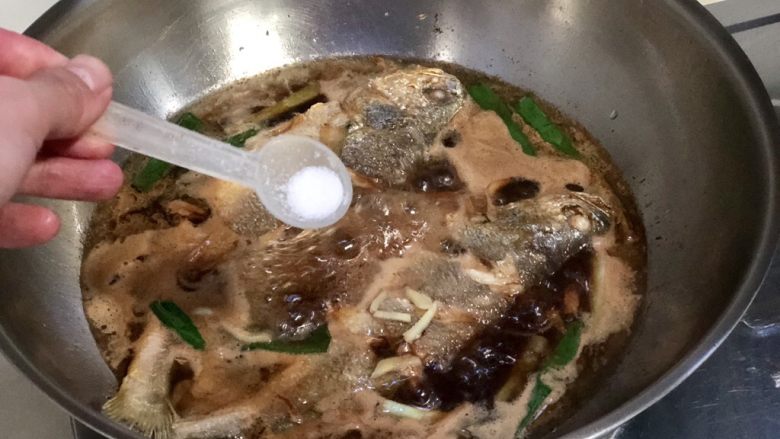 琐碎金鳞软玉膏➕家常红烧黄鱼,尝下咸淡,根据个人口味加入少许食盐,咸鱼淡肉,烧鱼咸一点更好吃