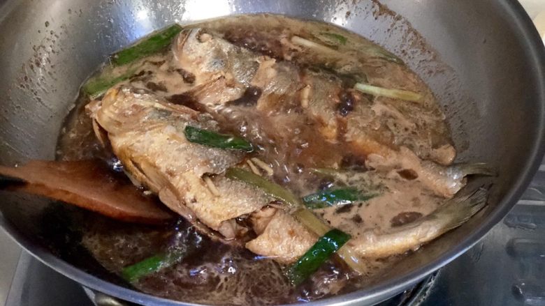 琐碎金鳞软玉膏➕家常红烧黄鱼,中间可以开盖将鱼身翻面,以保证两面均可以入味