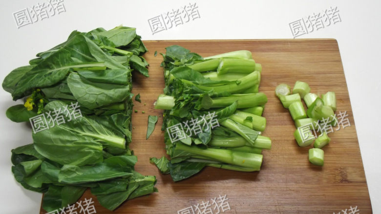 干煸菜心,将菜心根部较老的茎切除丢弃，其余部分切成两段。