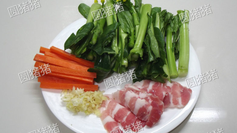 干煸菜心,<a style='color:red;display:inline-block;' href='/shicai/ 25'>胡萝卜</a>切成粗条，五花肉切薄片，<a style='color:red;display:inline-block;' href='/shicai/ 2794'>大蒜</a>，<a style='color:red;display:inline-block;' href='/shicai/ 2800'>生姜</a>切碎。