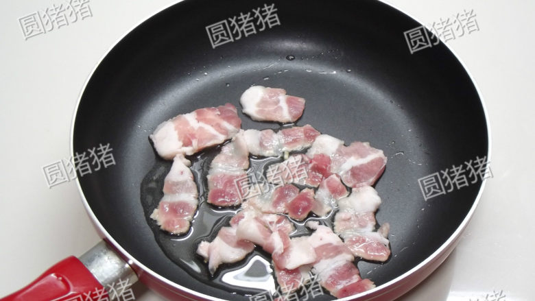 干煸菜心,炒锅烧热，加少许油，放入五花肉小火煸炒至出油。