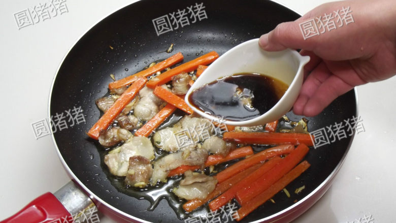 干煸菜心,加入葱、姜碎，胡萝卜条炒至软身，淋入碗汁料。