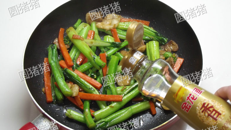 干煸菜心,加入菜心中火翻炒约2分钟，出锅前淋上香油即可。