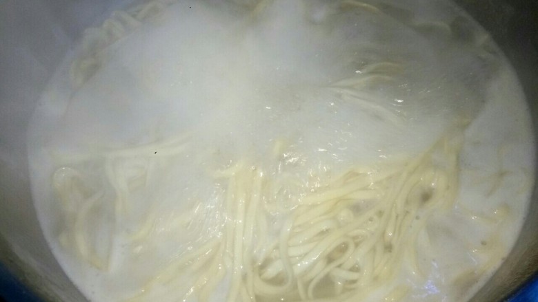 香菇猪肉炸酱面,煮锅放入适量清水,烧开后下入<a style='color:red;display:inline-block;' href='/shicai/ 526'>面条</a>,煮三四分钟