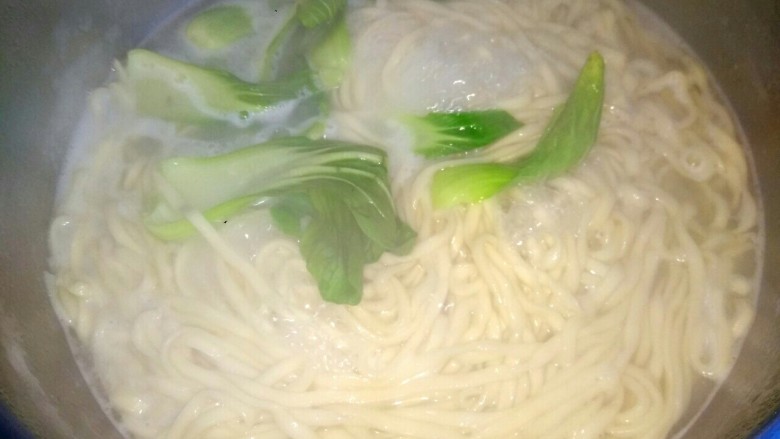 香菇猪肉炸酱面,面条煮好,放入油菜搅拌一下即可关火