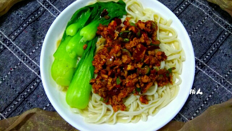 香菇猪肉炸酱面,把炒好的香菇肉酱浇到面条上即可