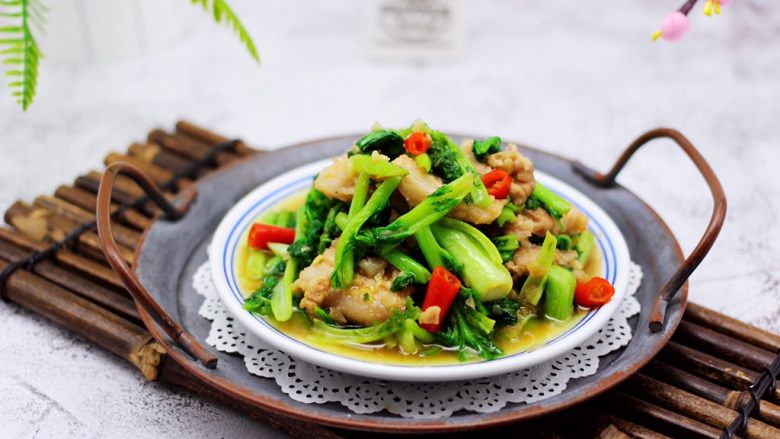 蒜香花肉小苔菜,每次做好上桌后,瞬间就被秒光。