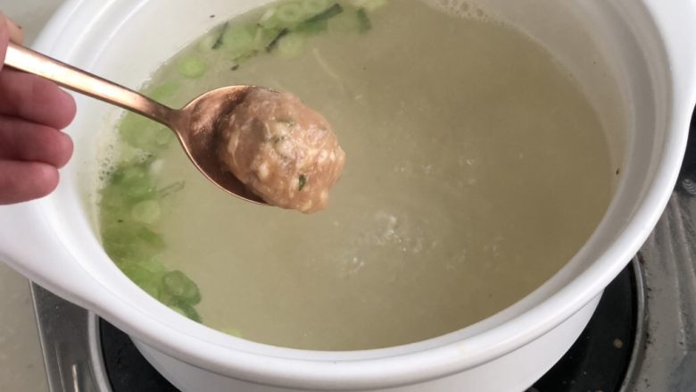 点翠清汤白玉丸➕木耳冬瓜丸子汤,转成小火,开始下丸子了,随大家喜好,是用手虎口捏还是用裱花袋还是用勺子摔打,都行