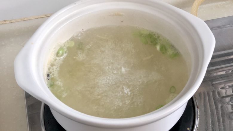 点翠清汤白玉丸➕木耳冬瓜丸子汤,加入一勺太太乐鲜鸡汁调味,大家也可以用鸡汤或猪骨汤味的浓汤宝,半块即可,搅拌化开。如果实在家里都没有,清水也可以😛