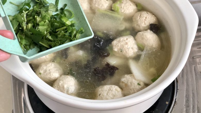 点翠清汤白玉丸➕木耳冬瓜丸子汤,关火,点缀少许香菜碎,即可上桌享用了😄