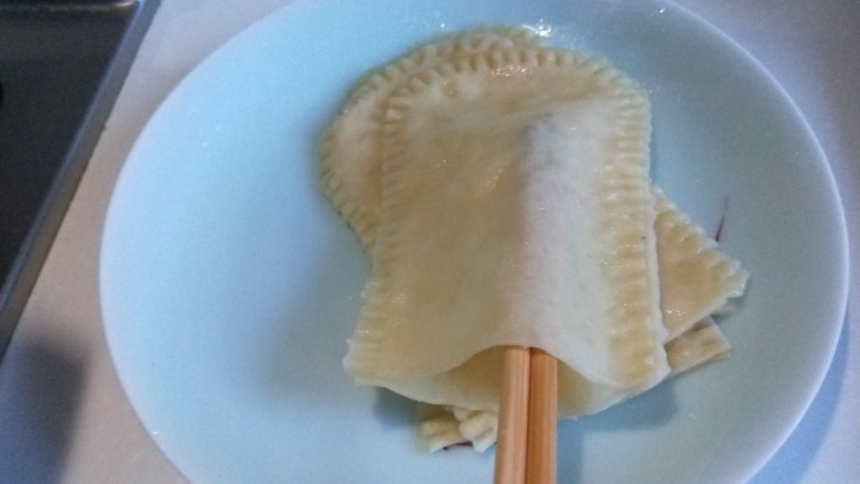 鸡蛋韭菜口袋饼,打开口袋,装满喜欢的菜。