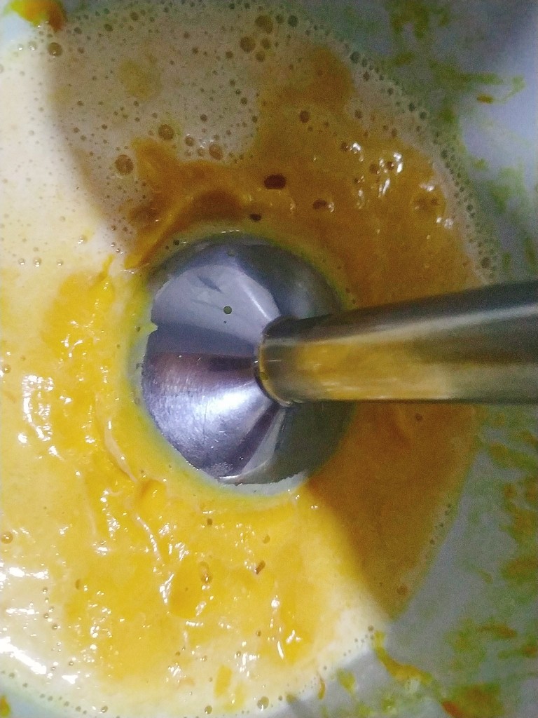 南瓜泥奶香吐司,用海氏HM340手持打蛋器的料理棒,把淡奶油和南瓜泥搅打均匀细腻成奶油南瓜浓汤;