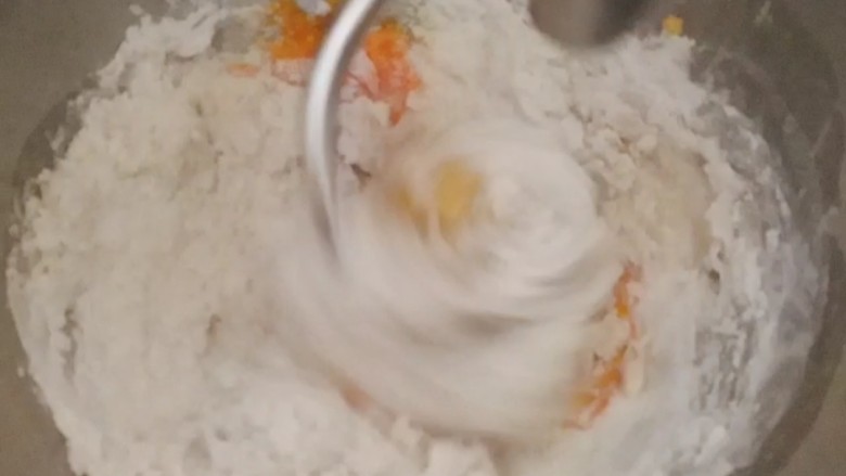 南瓜泥奶香吐司,把除黄油之外的所有材料按照先粉类后液体的顺序放入厨师机揉面,先低速混合均匀至无干粉状态,转中高速揉面;
PS:面包机揉面是先液体后粉类;