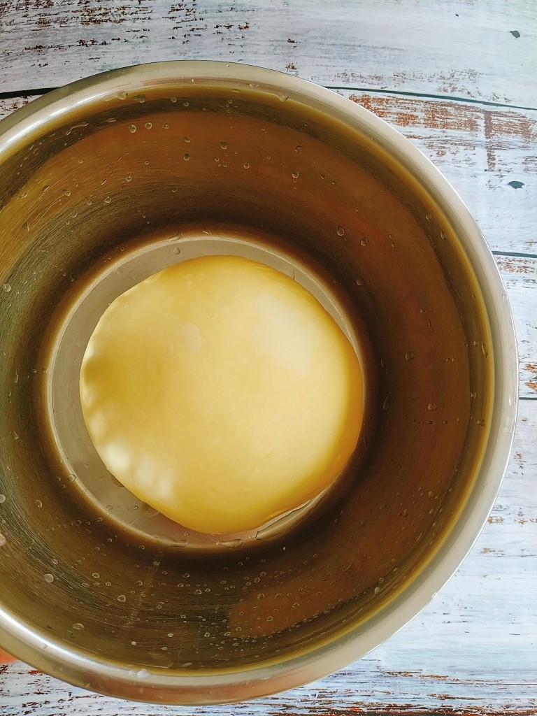 南瓜泥奶香吐司,把面团从厨师机里取出,用双手团圆,放入一个大点的盆里或者醒发箱里进行基础发酵,也就大家经常说的一发,放盆里要用盖子盖好,最好是玻璃盖可以随时观察面团发酵状态,没有盖子就保鲜膜,一般面团基础发酵温度28度,湿度75%;