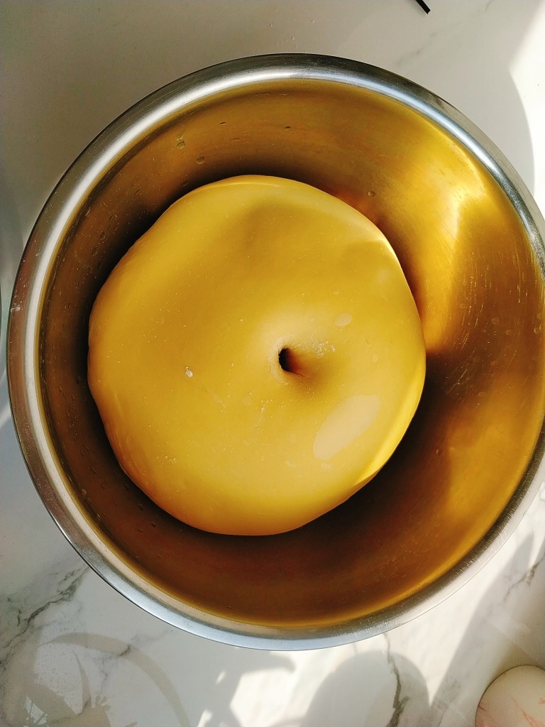 南瓜泥奶香吐司,面团发酵至之前的两倍至两倍半时,用手指蘸干面粉在面团中间戳个空洞,空洞不回缩不塌陷就是发酵到位,如果空洞回缩就是没发酵到位,可以继续发酵,如果面团整个像泄了气的气球一样整个塌陷就是发酵过度,这个面团可以扔了或者当老面,就不用再继续了,不会成功的;
PS:不要问发酵时间,温度和湿度决定发酵时间,记住所有的都一定要看状态,夏天和冬天温度不同发酵时间也不可能相同;比如我告诉你,我用半个小时发酵是夏天的时间,但是到了冬天可能两个小时还没怎么发酵,所以时间给不了固定的;
再顺便吐槽一下,总有人问做蛋糕蛋白打发几分钟?我想问的是你用多少瓦的打蛋器?和几档打发呢?我就想问用400瓦的和100瓦的打发时间能相同么?即使用同款打蛋器,那么用高档和中档或者低档打发时间又能一样么?
所以我经常说,看状态,包括发酵没有固定时间给你们,请活学活用,不要死记硬背;