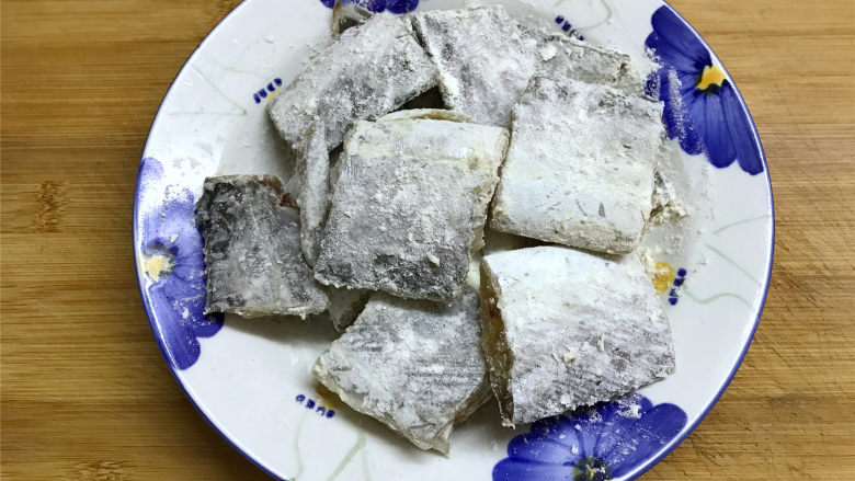 萝卜丝带鱼,把腌好的带鱼清洗后,用厨房纸吸干水分后薄薄地裹上一层面粉。