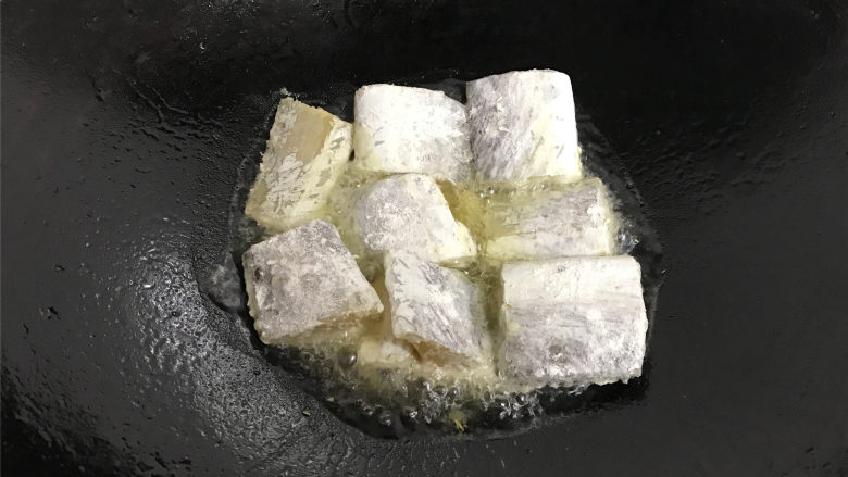 萝卜丝带鱼,锅中倒入适量油,把带鱼放入锅煎制。