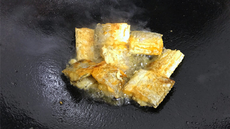 萝卜丝带鱼,一面煎好后翻面煎另一面,煎 至两面呈金黄色后捞出。