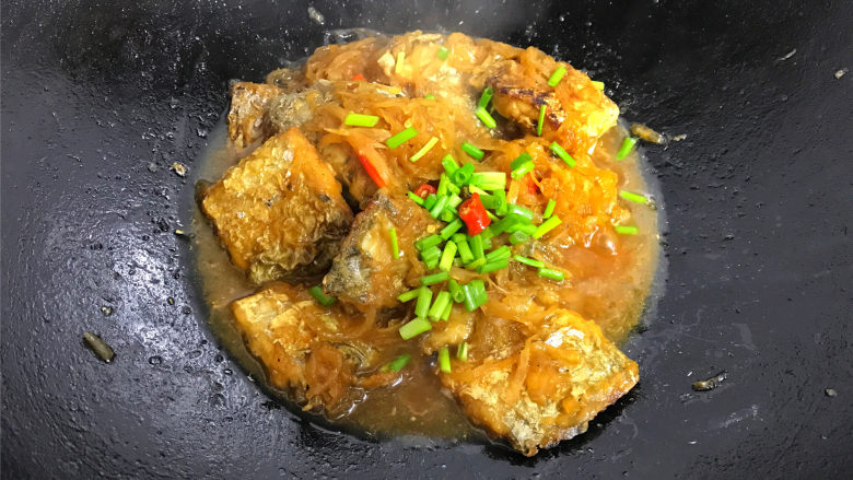 萝卜丝带鱼,煮至入味后即可熄火,熄火前撒入香葱碎,就可以了。