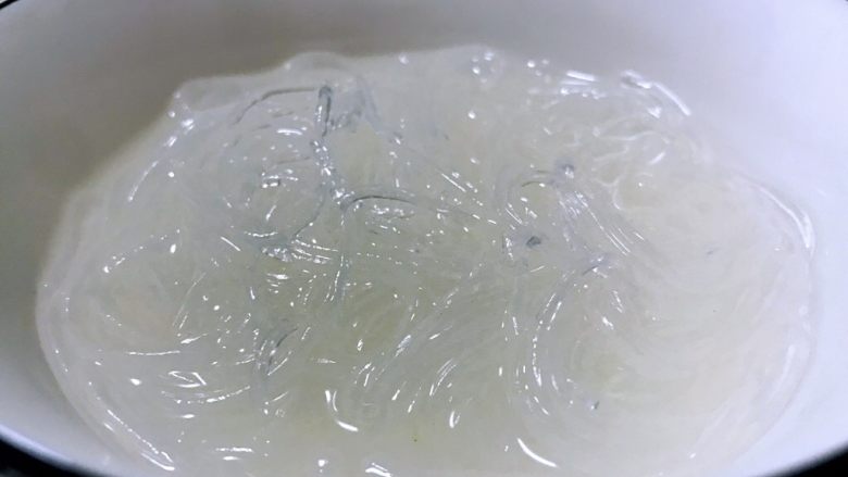 紫甘蓝拌粉丝,能咬动就可以了,捞出来在纯净水或者凉开水中过一下。