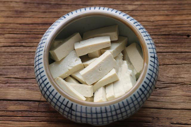 青豆肉末蒸豆腐,把<a style='color:red;display:inline-block;' href='/shicai/ 465'>豆腐</a>切块儿、切片或者切丁都可以,放进能入蒸锅的碗中;