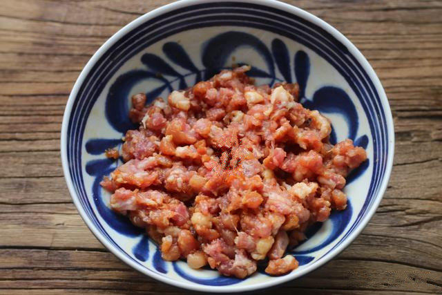 青豆肉末蒸豆腐,<a style='color:red;display:inline-block;' href='/shicai/ 428'>五花肉</a>切末，用<a style='color:red;display:inline-block;' href='/shicai/ 692'>酱油</a>、淀粉、盐搅拌均匀再淋入少许油拌匀，腌制一下，吃起来更嫩更入味儿；