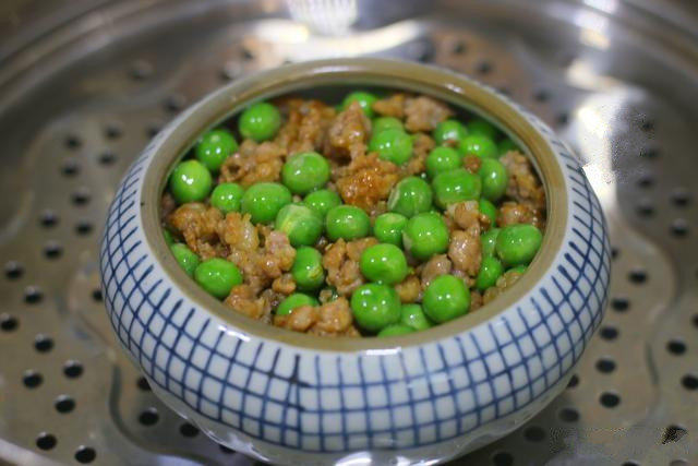 青豆肉末蒸豆腐,蒸锅加水,把碗放进去,隔水蒸,上汽后十分钟即可;