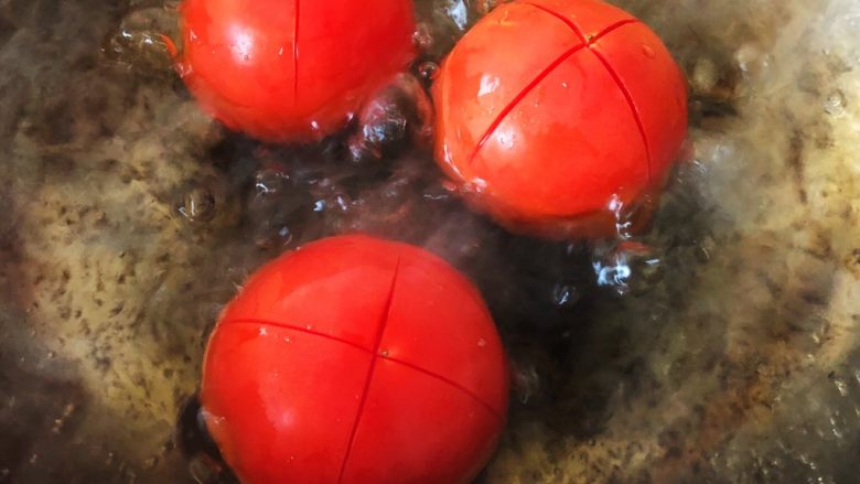 番茄金针菇豆腐汤,3.放入开水中,汆烫1分钟左右