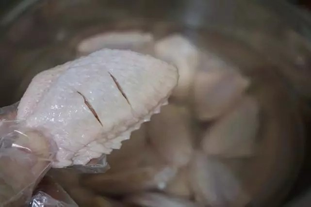 干锅鸡翅,一斤的鸡翅洗净后,在表面划上几道,便于入味。