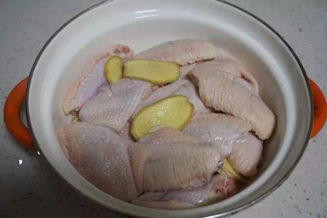 干锅鸡翅,切几片姜,加入1勺<a style='color:red;display:inline-block;' href='/shicai/ 718'>料酒</a>,1小勺盐,腌制10分钟,期间用手抓匀,便于入味。